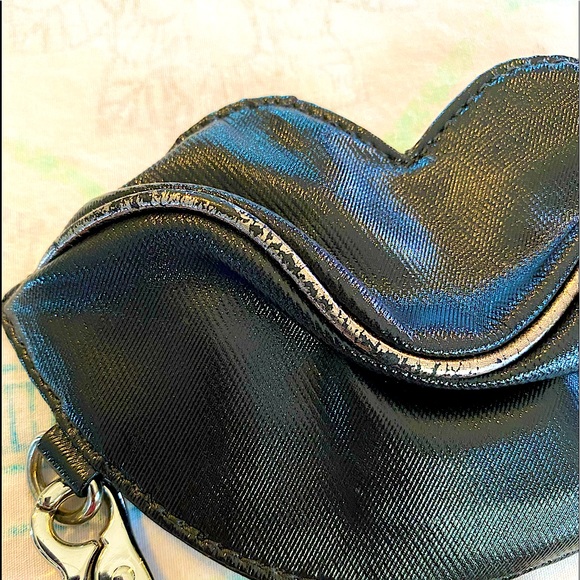 Very Rare: Fergie for Kipling "The Kiss" Coin Keychain - Picture 6 of 7